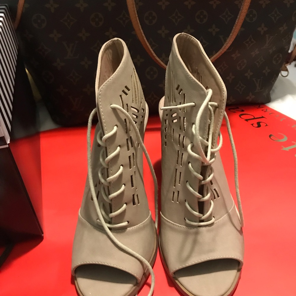 Shoes. - Picture 3 of 5